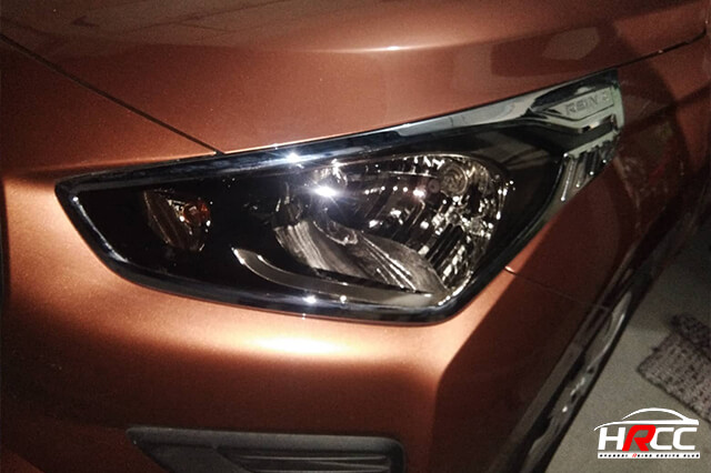 Nagmomoist ang Headlight